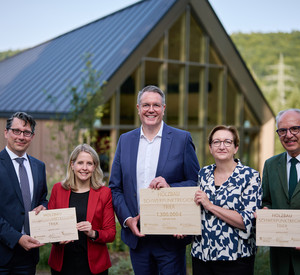 (v.l.n.r.) Staatssekretär Michael Hauer, Bundestagsabgeordnete Verena Hubertz, Ministerpräsident Alexander Schweitzer, Bundesbauministerin Klara Geywitz, Leiter des Forstamts Trier, Gundolf Bartmann