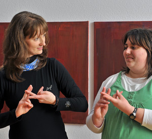 Frauen kommunizieren mit Gebärdensprache; Bild: dpa