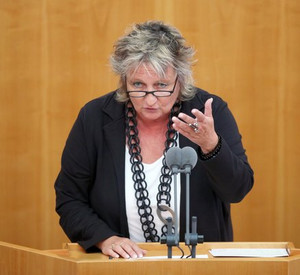 Ministerin Irene Alt spricht im Landtag