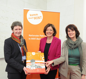 Ministerpräsidentin Malu Dreyer unterzeichnete das Memorandum des „Nationalen Pakts für Frauen in MINT-Berufen – Komm, mach MINT“ im Beisein von Bildungsministerin Vera Reiß und Dr. Ulrike Struwe, Leiterin der Geschäftsstelle von „Komm, mach MINT“ im Kompetenzzentrum Technik-Diversity-Chancengleichheit e.V.