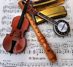 Musiknoten und Instrumente; Bild: dpa