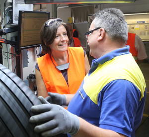 Gespräch mit einem Mitarbeiter im Bad  Kreuznacher Michelinwerk.