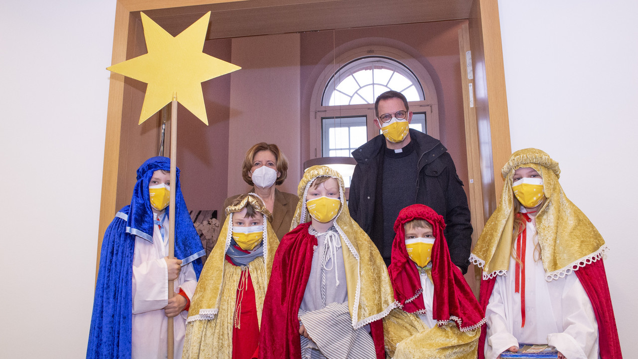Ministerpräsidentin Malu Dreyer empfängt die Sternsinger aus der Pfarrei St. Peter – St. Emmeran in Mainz.