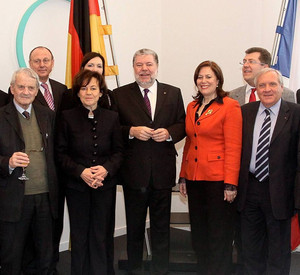 Margit Conrad, Kurt Beck und Catherine TroendlÃ© mit Vertretern der Freundschaftsgruppe; Bild: Stk