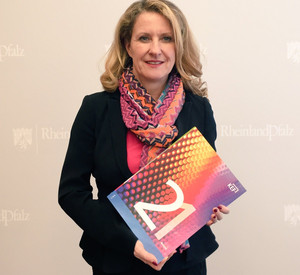 Medienstaatssekretärin Heike Raab als Vertretung der Ministerpräsidentin mit 21. KEF-Bericht