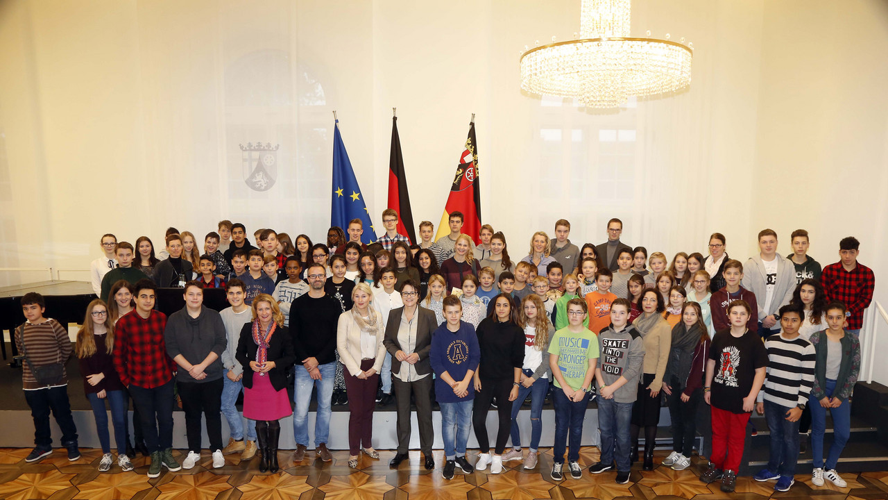 Gruppenbild im Festsaal der Staatskanzlei