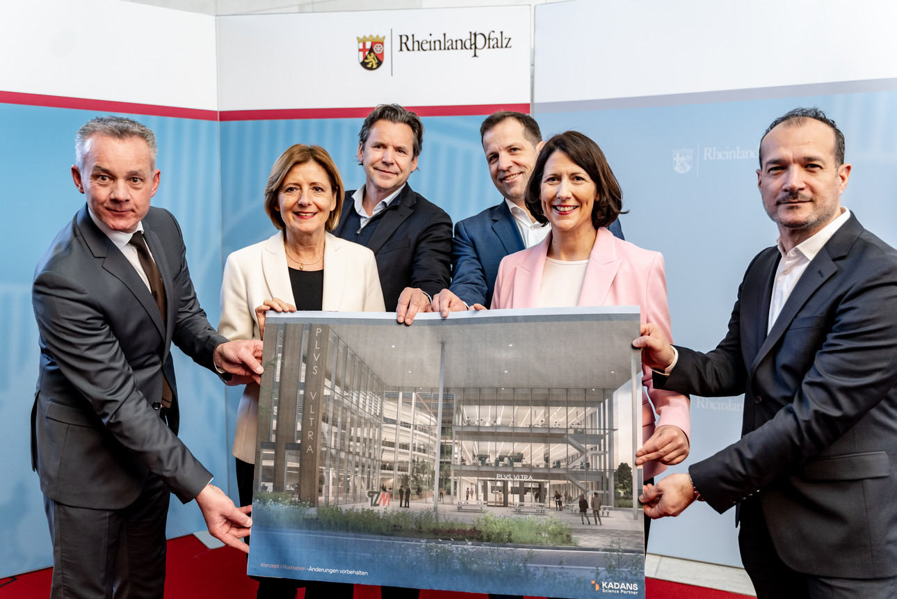 v.l.n.r. Markus Scheja, Managing Director der Kadans Science Partner Germany GmbH; Ministerpräsidentin Malu Dreyer; Michel Leemhuis, CEO Kadans; Nino Haase, Oberbürgermeister von Mainz; Wirtschaftsministerin Daniela Schmitt; Ilias Sarros, Senior Development Manager der Kadans Science Partner Germany GmbH.