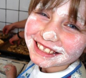 Kind beim Backen; Bild: Aktion Lichtpunkte
