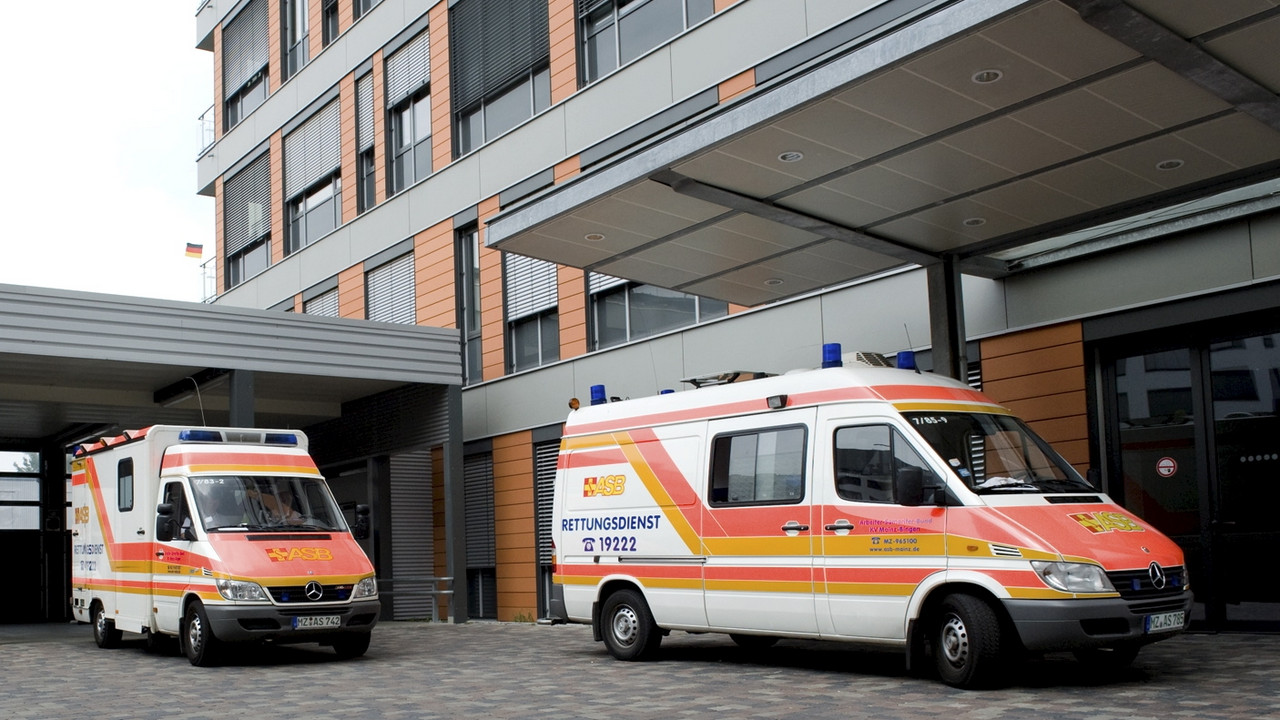 Krankenhauseinfahrt; Bild: dpa