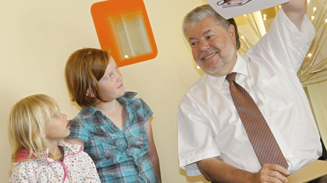 Ministerpräsident Kurt Beck eröffnet an der Grundschule Schönenberg-Kübelberg einen neuen Leseclub der Stiftung Lesen; Bild: Eric Sayer / © Staatskanzlei