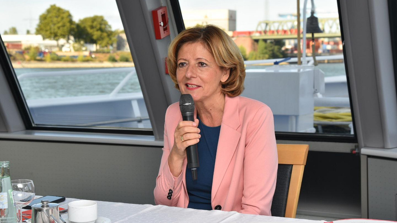 Ministerpräsidentin Malu Dreyer bei der Pressereise auf dem Weg von Mainz nach Bingen