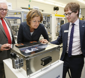 Ministerpräsidentin Malu Dreyer bei ihrem Besuch der SmartFactory im DFKI Kaiserslautern