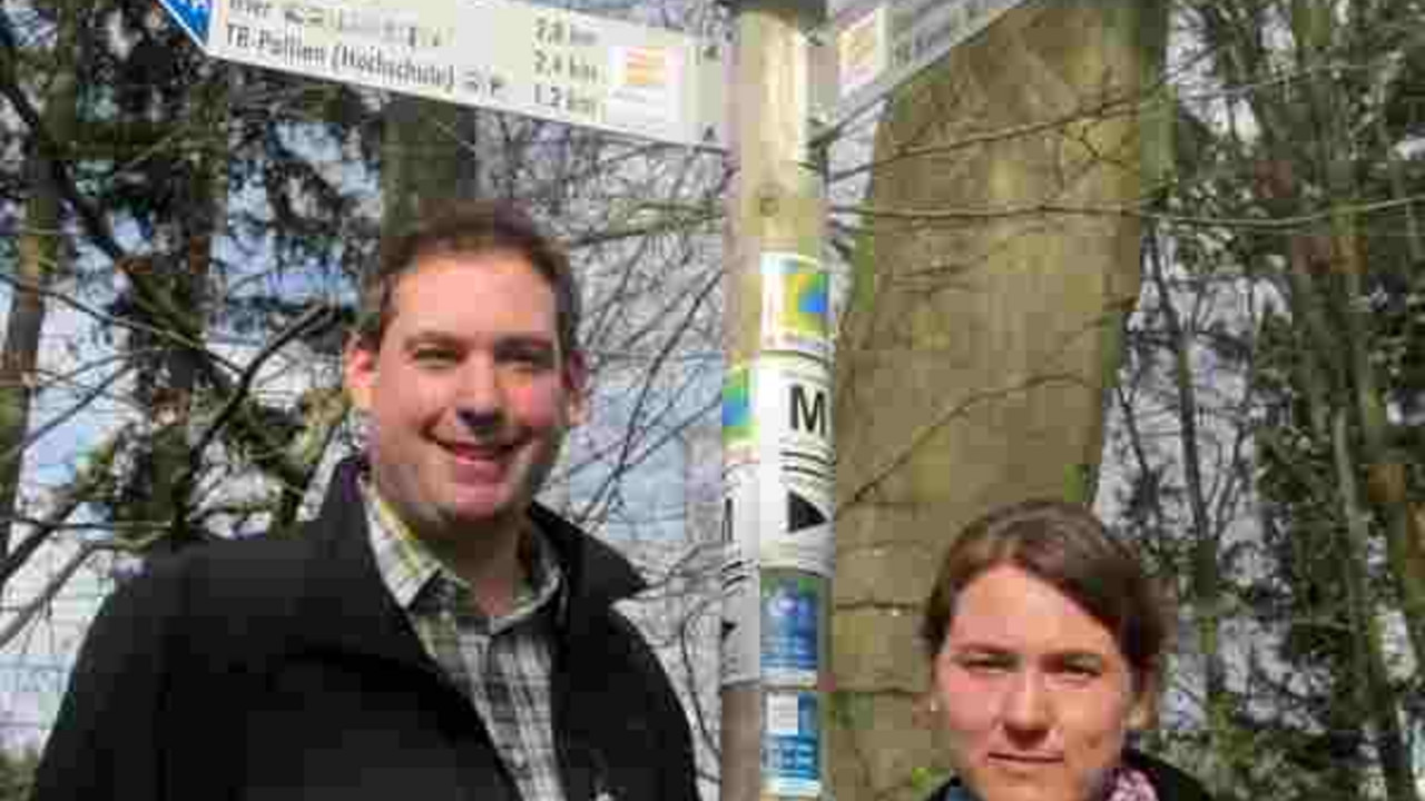 Thomas Kalff, Projektmanager des Wanderweges Moselsteig bei der Mosellandtouristik, und Liane Jordan vom Deutschen Wanderverband vor Moselsteig-Hinweisschildern. Bild: dpa