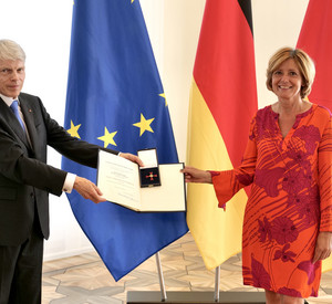 Prof. Andreas Barner und Ministerpräsidentin Malu Dreyer bei der Überreichung des Bundesverdienstordens