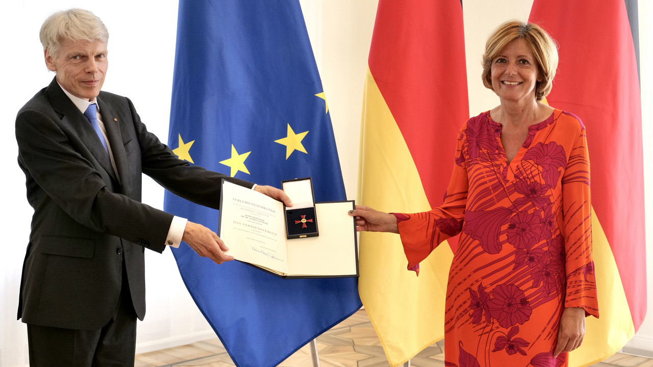 Prof. Andreas Barner und Ministerpräsidentin Malu Dreyer bei der Überreichung des Bundesverdienstordens