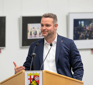 Rückblende Landtag Staatssekretär Torsten Welling spricht bei der Eröffnung der Rückblende im Landtag