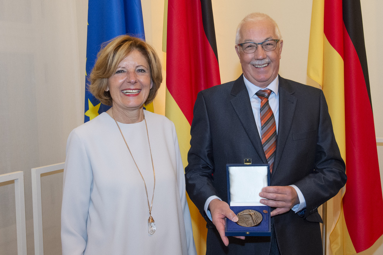 Ministerpräsidentin Malu Dreyer und Alfred Knab (Vizepräsident Handballverband Rheinhessen) 