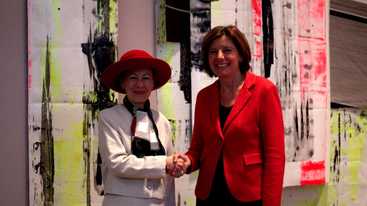 Ministerpräsidentin Malu Dreyer mit der französischen Generalkonsulin Pascale Trimbach