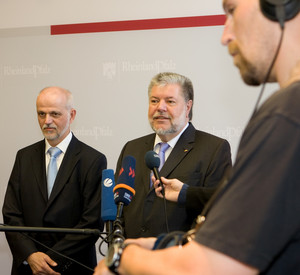 Ulrich Thöne, Bundesvorsitzender der GEW, und Ministerpräsident Kurt Beck; Bild: Pipprich