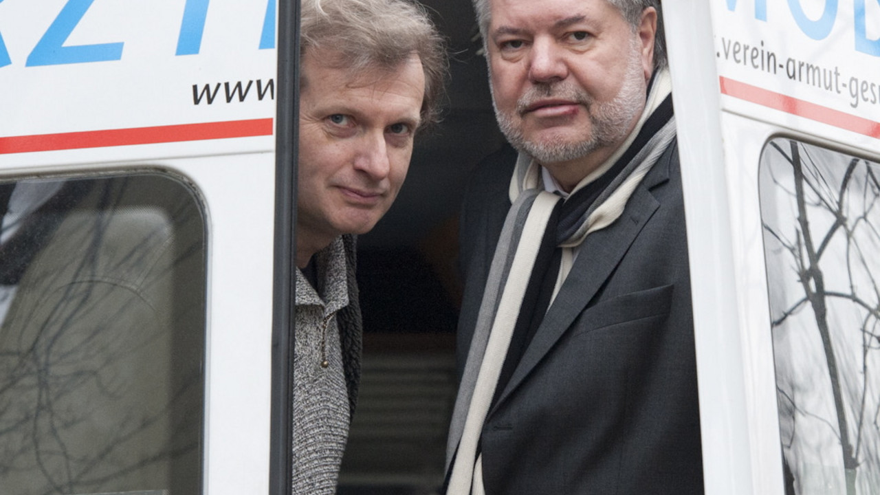 Prof. Dr. Gerhard Trabert und Ministerpräsident Kurt Beck im Arztmobil; Bild: Peter Pulkowski / © Staatskanzlei