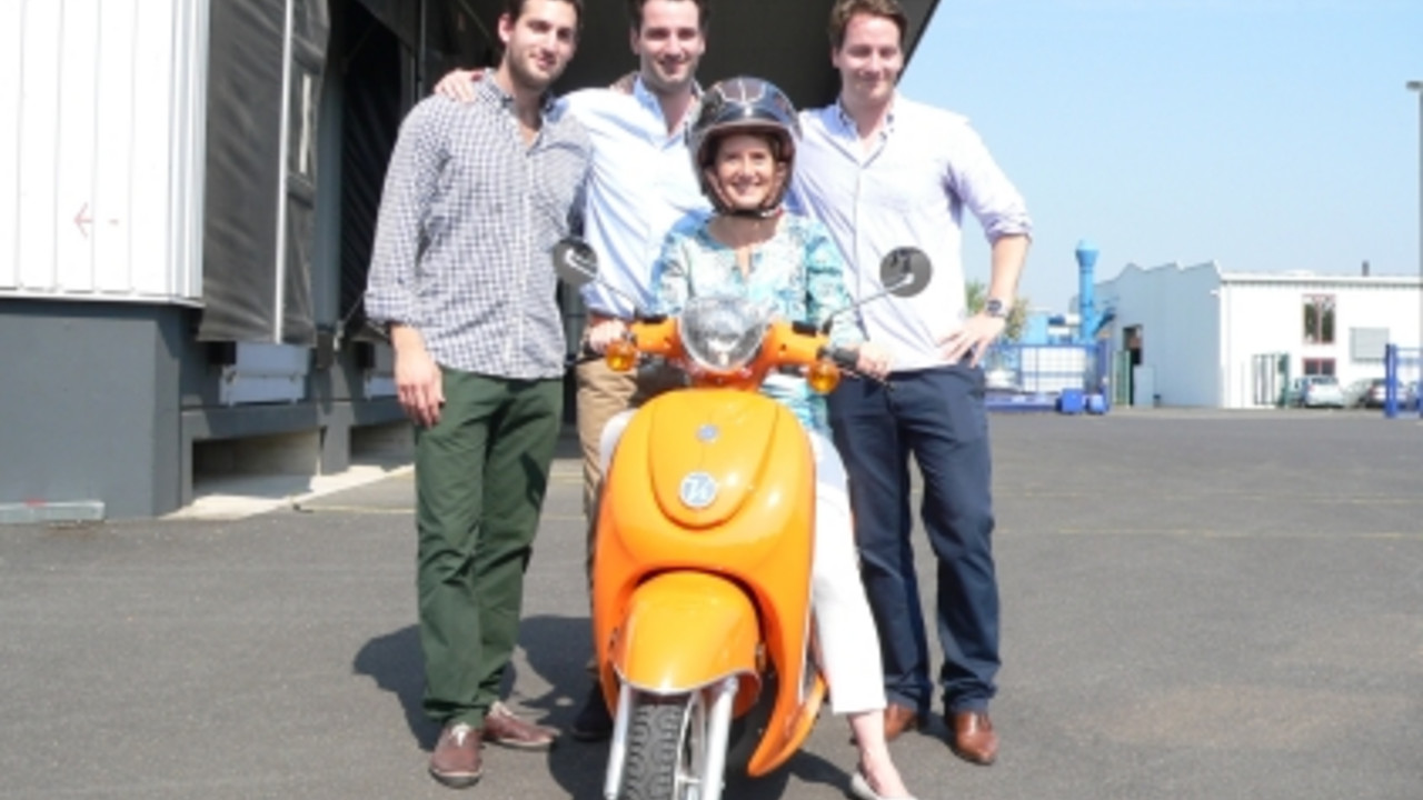 Wirtschaftsministerin Eveline Lemke probt während ihrer Sommertour den Elektroroller Kumpan der e-bility GmbH in Remagen. Mit dabei die Firmengründer und Brüder Philipp, Patrik und Daniel Tykesson (v.l.).
