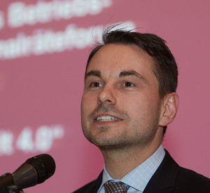 Staatssekretär David Langner spricht beim Betriebs- und Personalräteforum in Koblenz; Bild: Frey
