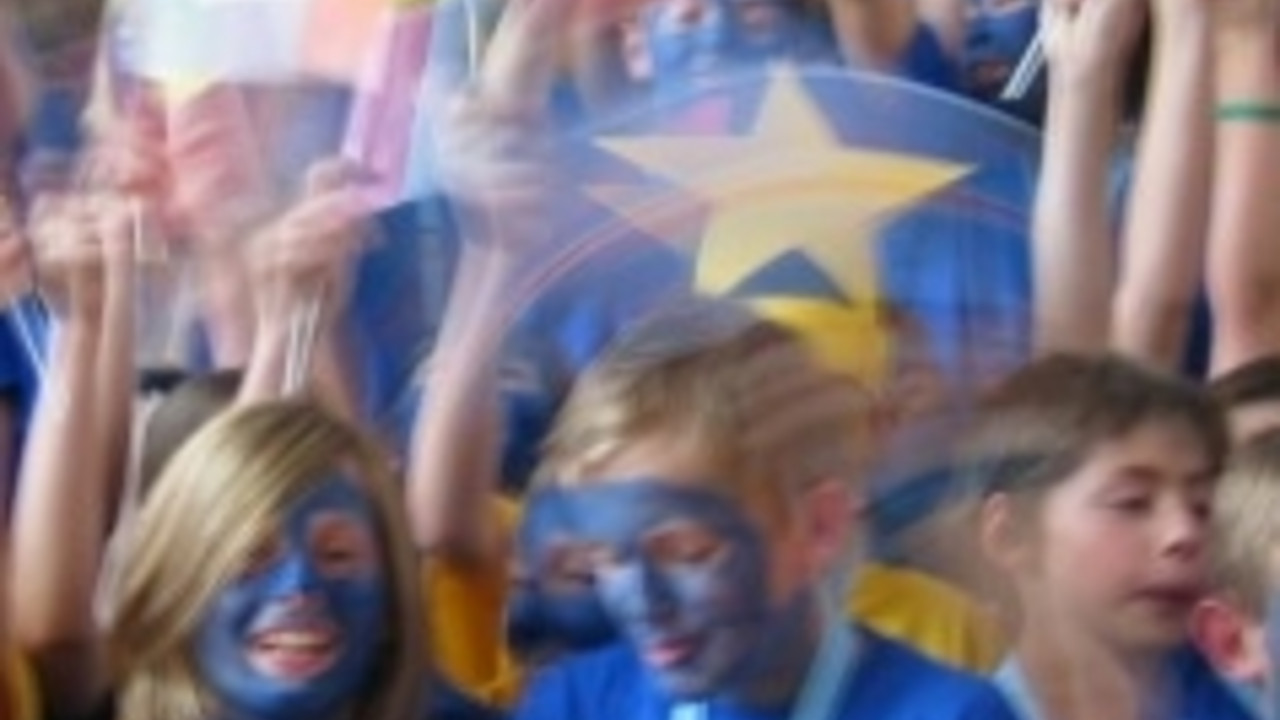 Schüler mit EU-Flaggen; Bild: rlp-Archiv