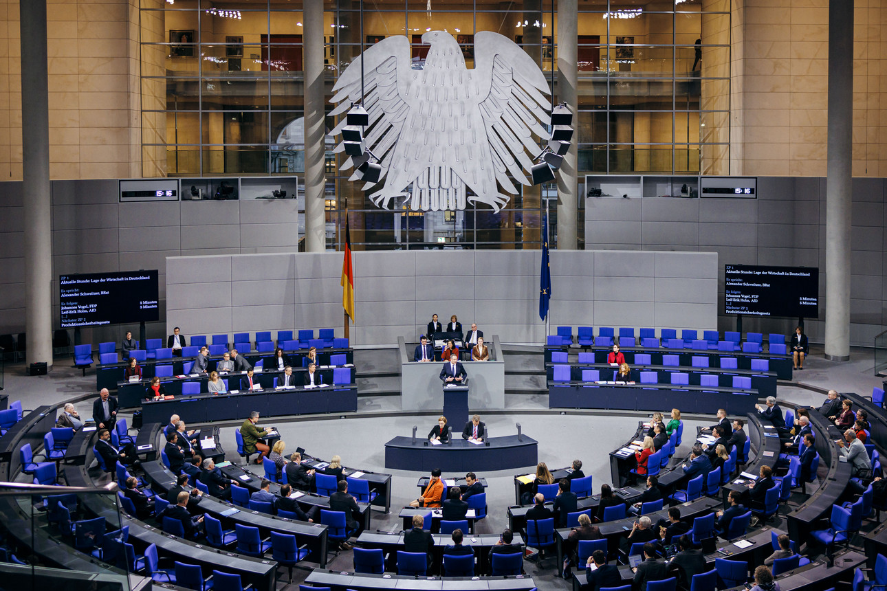 Ministerpräsident Alexander Schweitzer redet im Bundestag