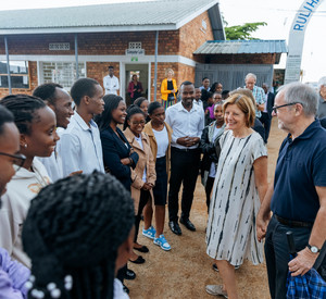 Ministerpräsidentin Malu Dreyer in Ruanda beim Krankenhaus in Ruli.