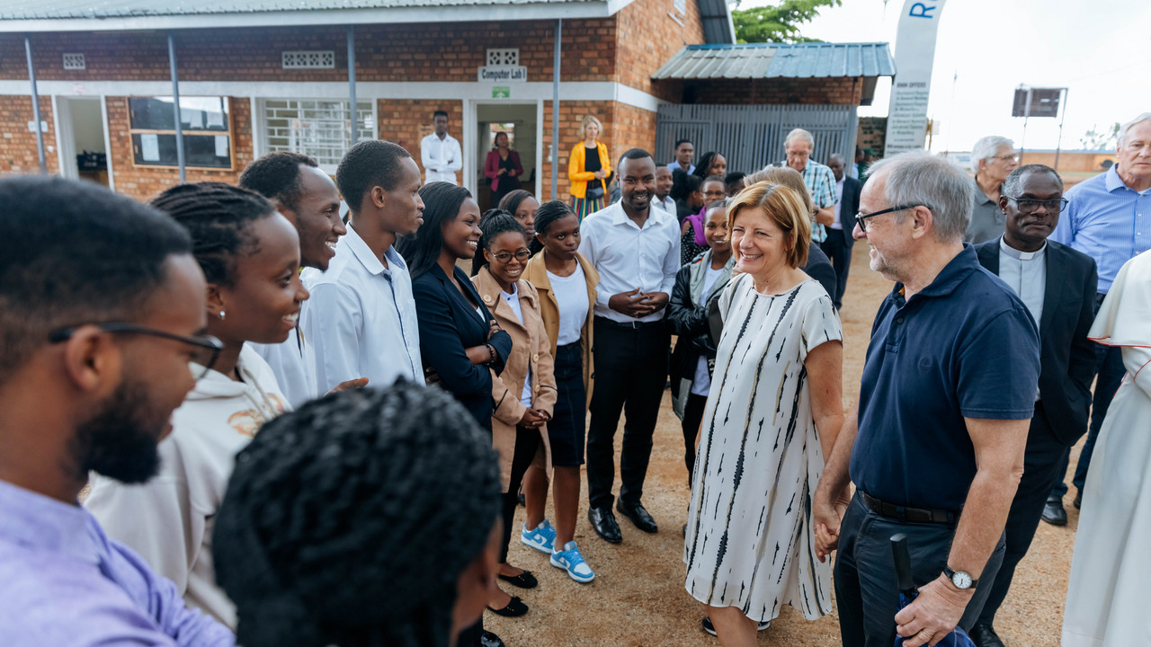 Ministerpräsidentin Malu Dreyer in Ruanda beim Krankenhaus in Ruli.