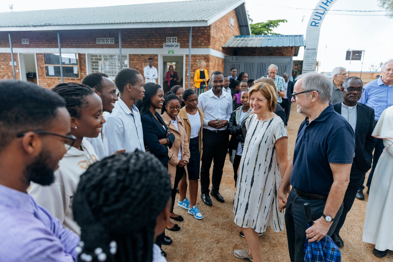Ministerpräsidentin Malu Dreyer in Ruanda beim Krankenhaus in Ruli.
