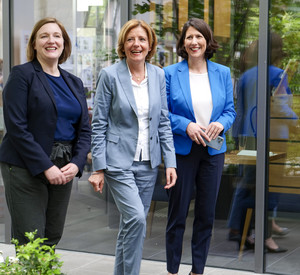 Ministerpräsidentin Malu Dreyer mit Familienministerin Katharina Binz und Wirtschaftsministerin Daniela Schmitt.