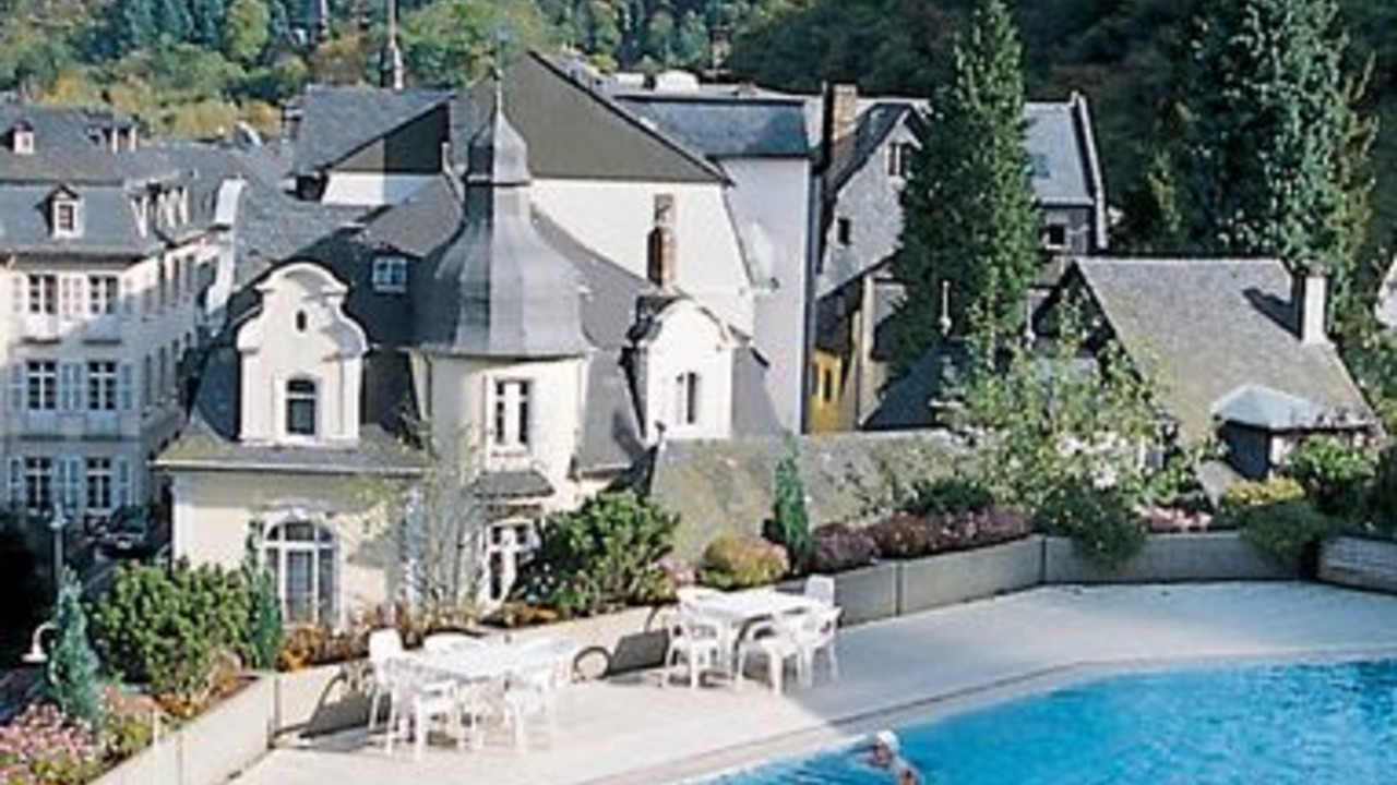 Blick auf Bad Bertrich mit Außenschwimmbecken; Bild: Rheinland-Pfalz Tourismus (Archiv)