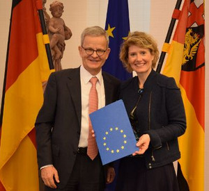 Dr. Walter Deffaa überreicht Wirtschaftsministerin Eveline Lemke die Genehmigung für das Operationelle Programm; Bild: MWKEL