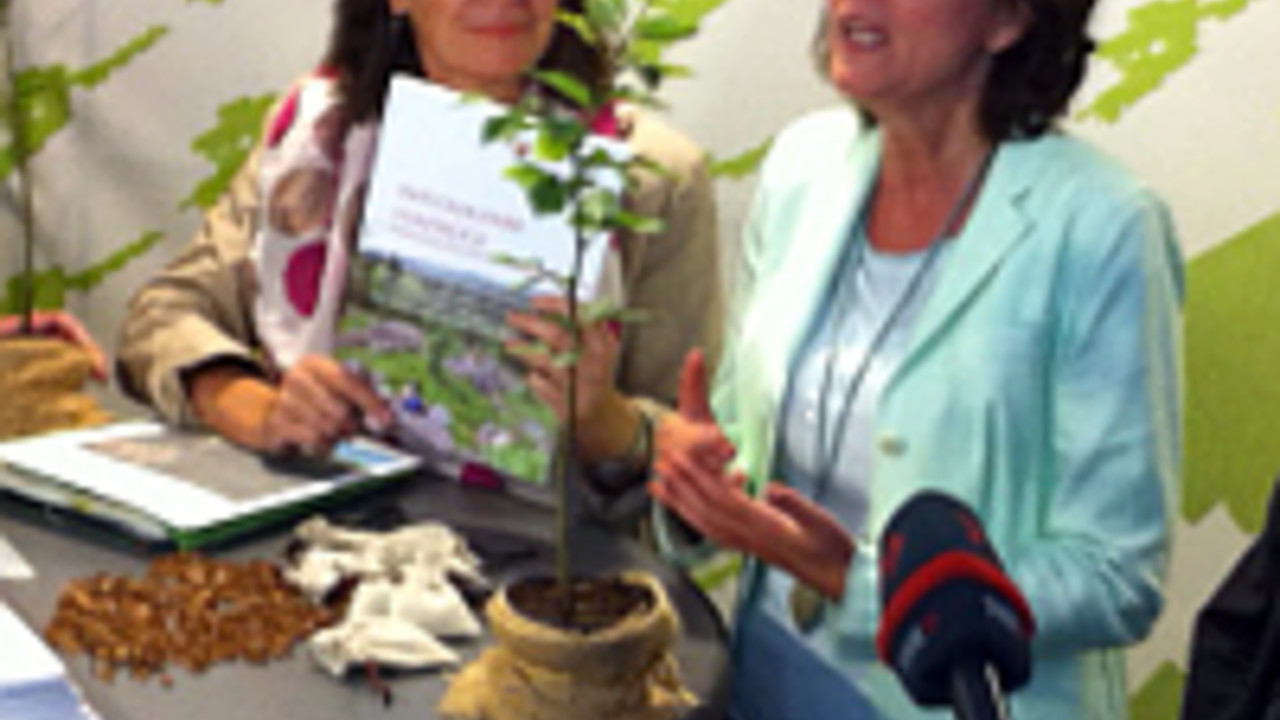 Malu Dreyer und Ulrike Höfken bei der Vorstellung des Nationalpark-Konzeptes in Kirschweiler; Bild: rlp-Archiv