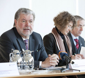 Ministerpräsident Kurt Beck spricht am Erweiterten Ovalen Tisch; Bild: Melanie Bauer/Staatskanzlei