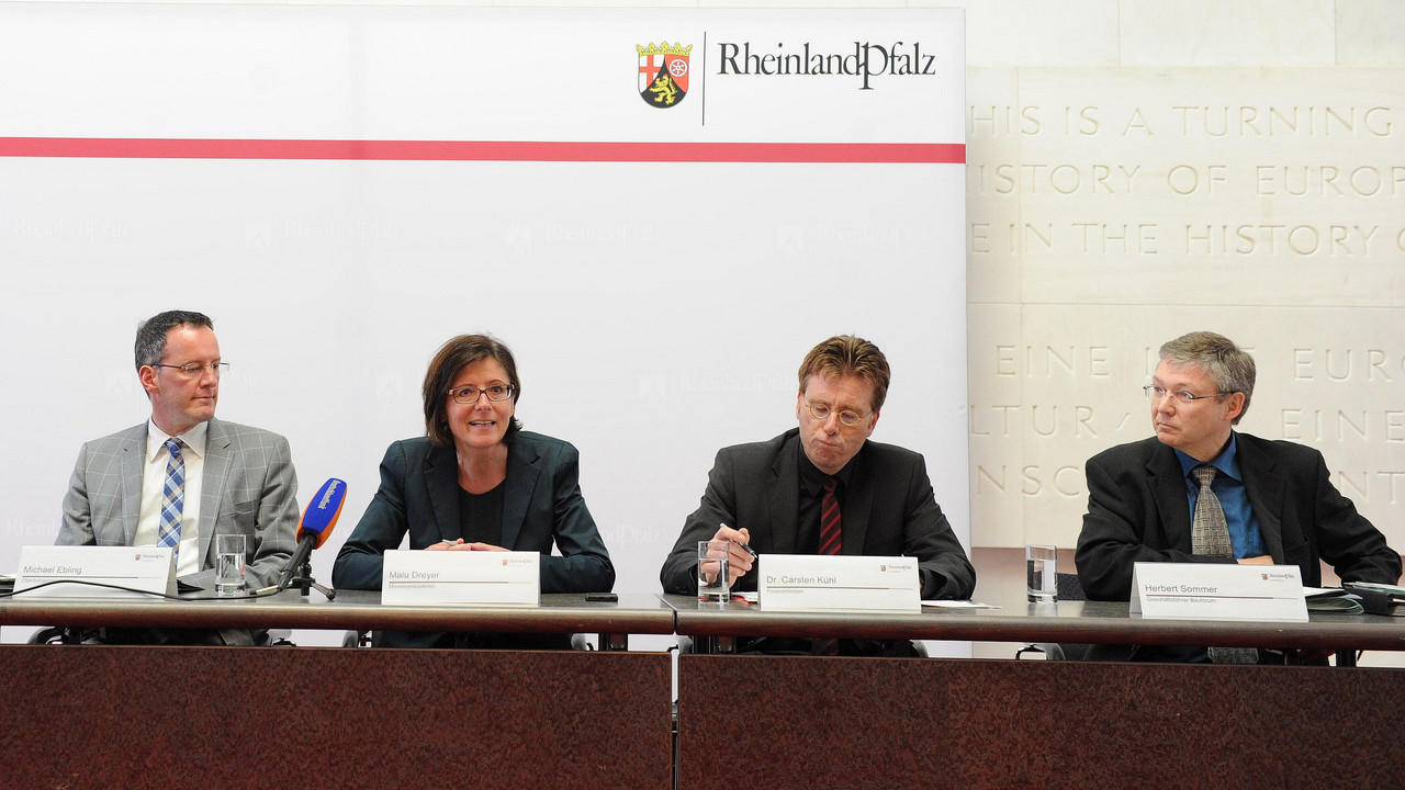 Von links: Der Mainzer Oberbürgermeister Michael Ebling, Ministerpräsidentin Malu Dreyer, Bauminister Carsten Kühl und der Geschäftsführer des Bauforums Rheinland-Pfalz Herbert Sommer;  Foto: Kristina Schäfer / © Staatskanzlei