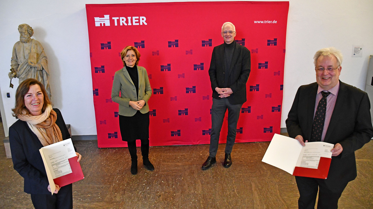 Übergabe Förderbescheide Trier-West: v.l.: Bürgermeisterin Elvira Garbes, MP Dreyer, OB Leibe, Dezernent Andreas Ludwig.