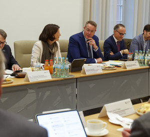 Ministerpräsident Alexander Schweitzer bei der Sitzung des Ovalen Tischs.