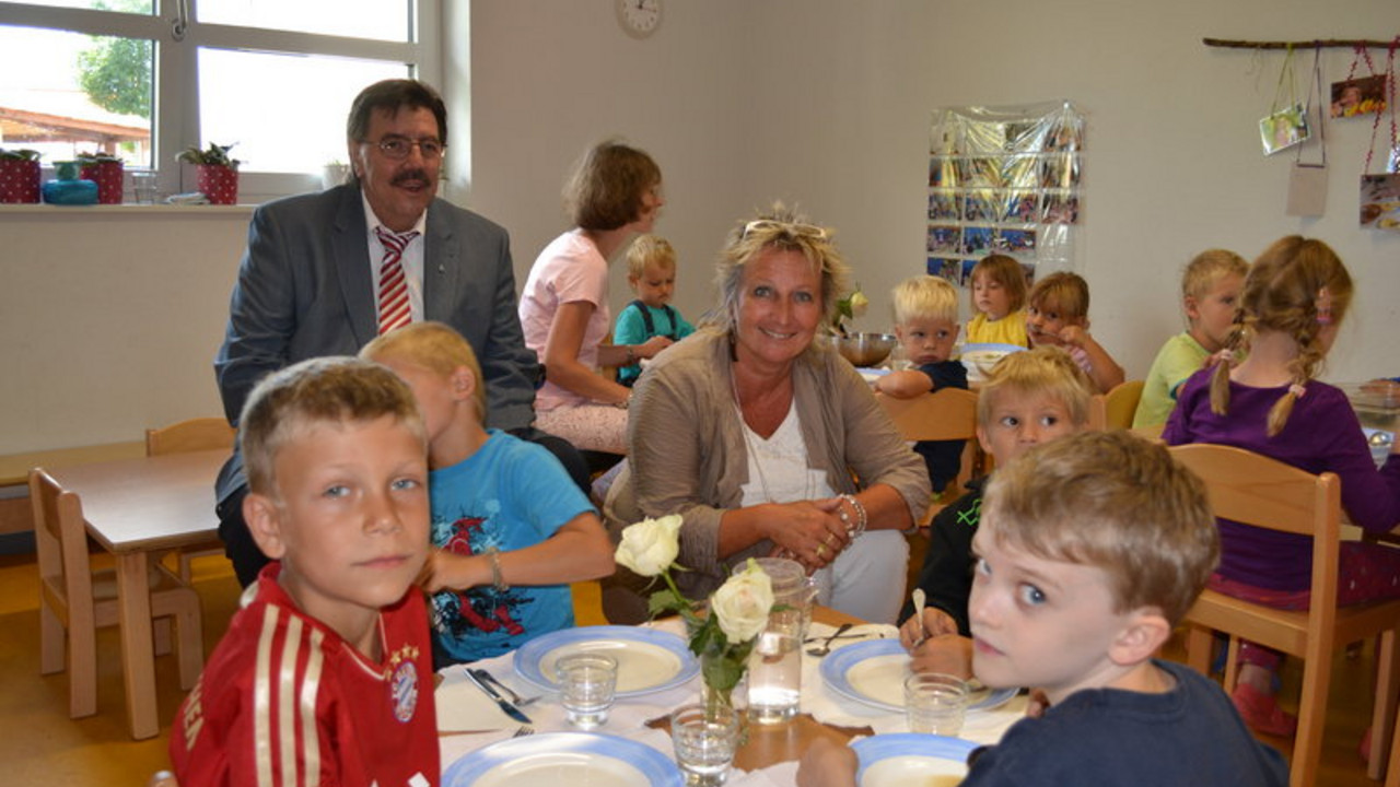 Familienministerin Irene Alt hier beim dritten Tag ihrer Sommerreise in Begleitung des Guntersblumer Ortsbürgermeisters Reiner in der Kindertagesstätte „Zukunftswerkstatt“. Bild: MIFKJF