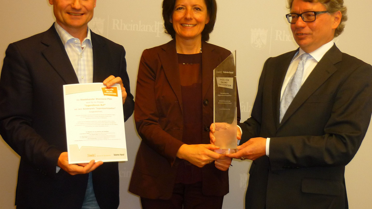 Ministerpräsidentin Dreyer mit dem zuständigen Abteilungsleiter Christoph Charlier (rechts) und dem Projektbeauftragten Birger Hartnuß (links), Bild: rlp