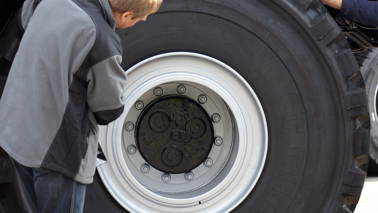 Mann vor einem LKW-Reifen; Bild: dpa Mann vor einem LKW-Reifen; Bild: dpa