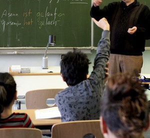Lehrer und Schüler in einem Klassenzimmer; Bild: rlp-Archiv