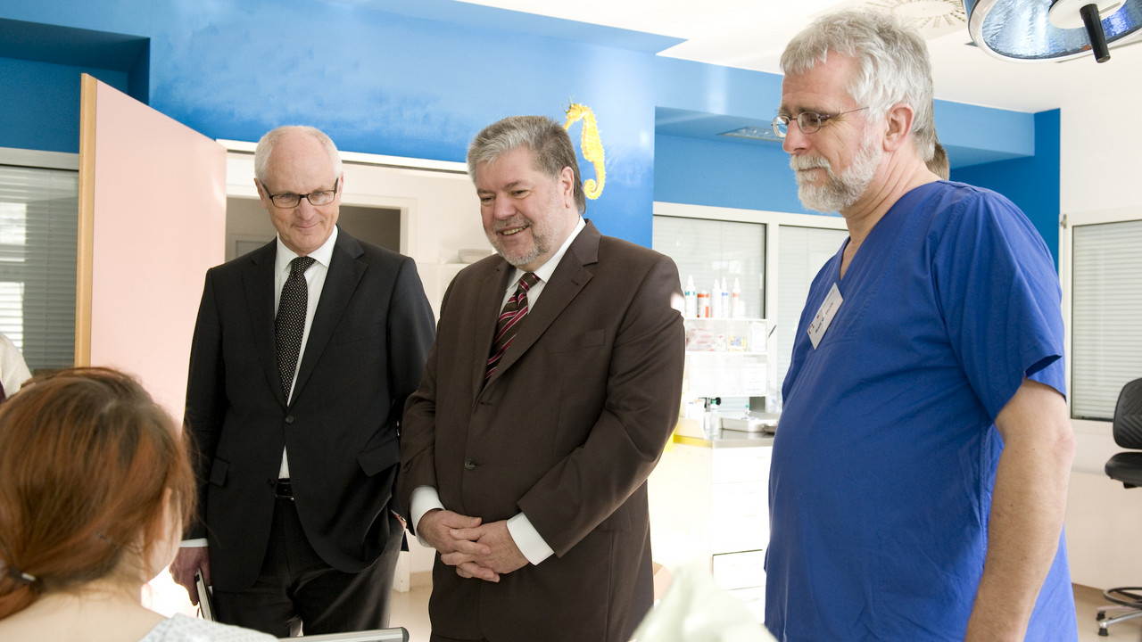 Oberarzt Ralf Huth (rechts) zeigt Ministerpräsident Beck und Prof. Guido Adler die Kinderintensivstation der Universitätsmedizin Mainz. Bild: Peter Pulkowski