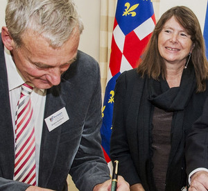 Ulrike Höfken und Jacques Rebillard bei der Unterzeichnung; Bild: Klaus Benz