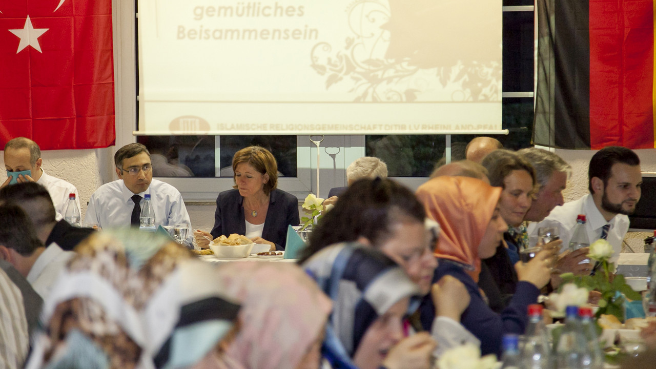 Ministerpräsidentin Malu Dreyer zu Gast beim Fastenbrechen (Iftar) in der Yunus Emre Moschee in Mainz auf Einladung des rheinland-pfälzischen DITIB Landesverbandes