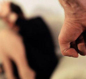 Der Informationsaustausch zwischen Behörden und Beratungsstellen soll helfen schwere Gewalttaten in Partnerschaften und Familien zu reduzieren; Bild: dpa