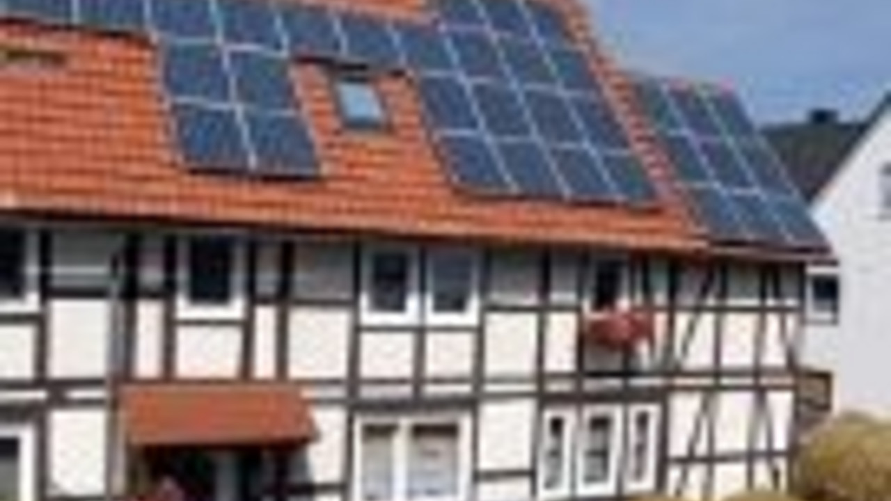 Haus mit Solaranlage; Bild: rlp-Archiv