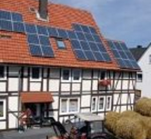 Haus mit Solaranlage; Bild: rlp-Archiv