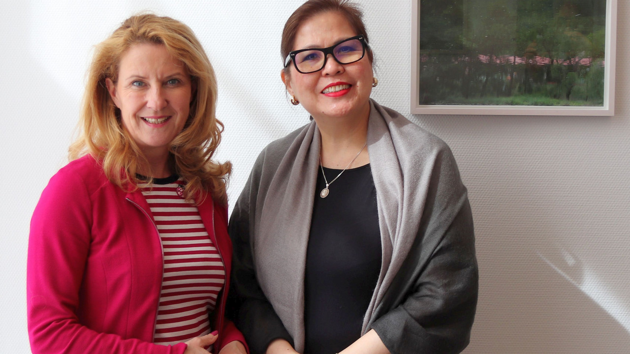 Staatssekretärin Heike Raab mit der philippinischen Generalkonsulin Evelyn Dominguez Austria-Garcia